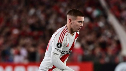 Mastantuono en un partido en el Monumental