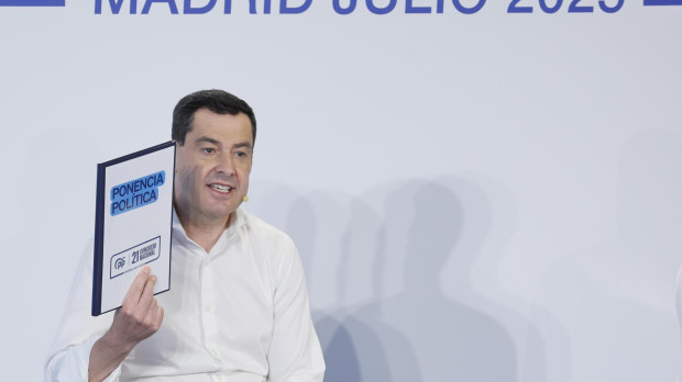 El presidente del PP de Andalucía, Juanma Moreno, durante la presentación de la ponencia política del próximo congreso nacional de su partido
