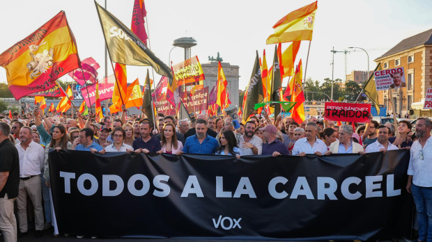 Marcha convocada por Vox desde el intercambiador de Moncloa hasta la calle de Ferraz, donde se encuentra la sede nacional del PSOE, celebrada este viernes en Madrid.