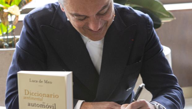 Luca de Meo durante la firma de ejemplares